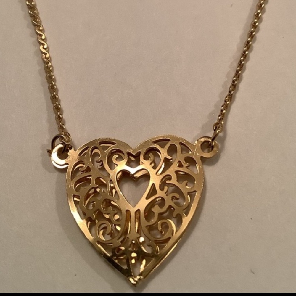 TLC ❤️NWOT Vintage dainty filigree cage Heart Necklace
